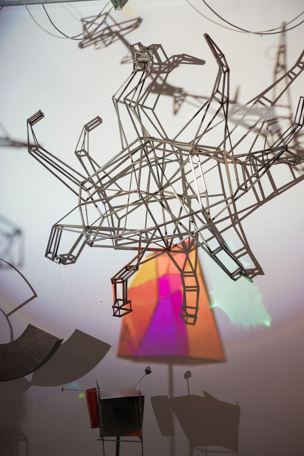 Scultura in ferro sospesa con inserti in plexiglas colorato