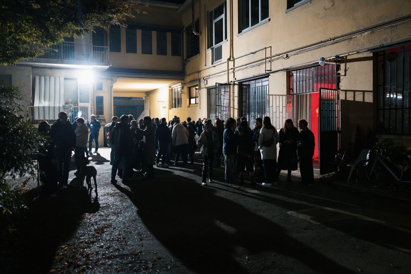 Visitatori in coda di sera nel cortile di via Alessandria