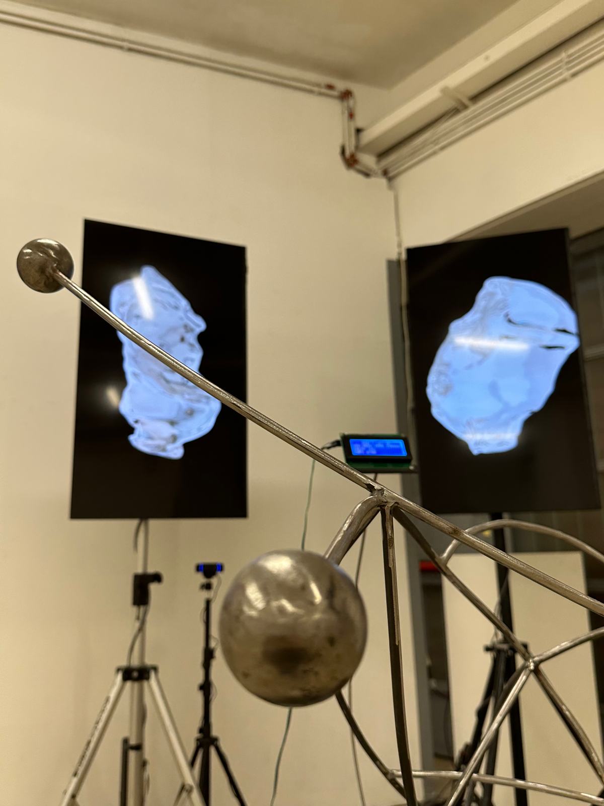 Dettaglio della scultura in ferro con sfera metallica di Ánimas
