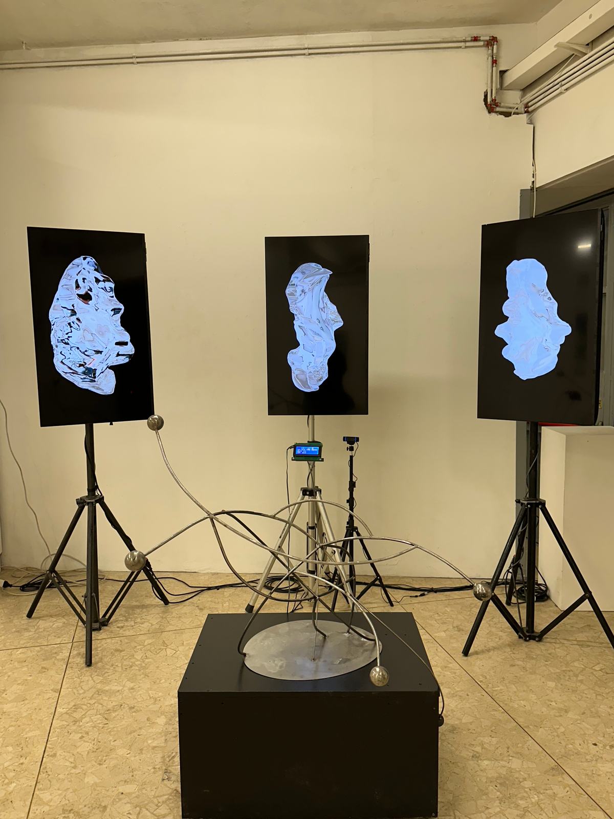 Ánimas ad A Pick Gallery: tre schermi e la scultura in ferro su un piedistallo nero