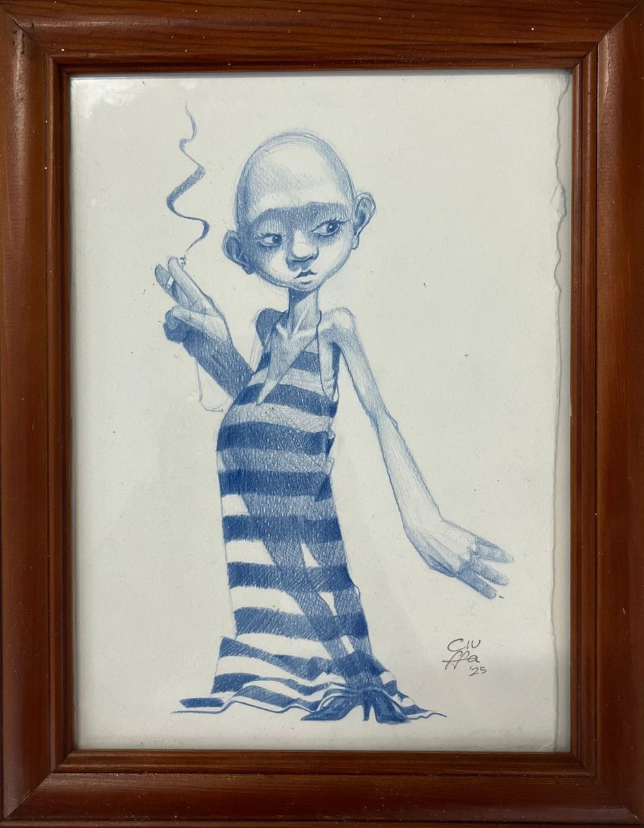 Disegno a matita blu in una cornice di legno: una figura esile e calva in costume a righe, con una sigaretta in mano