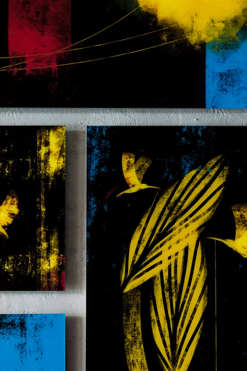 Opere appese a una parete bianca: macchie di rosso, giallo e blu su fondo nero, uccelli in volo e una grande foglia gialla