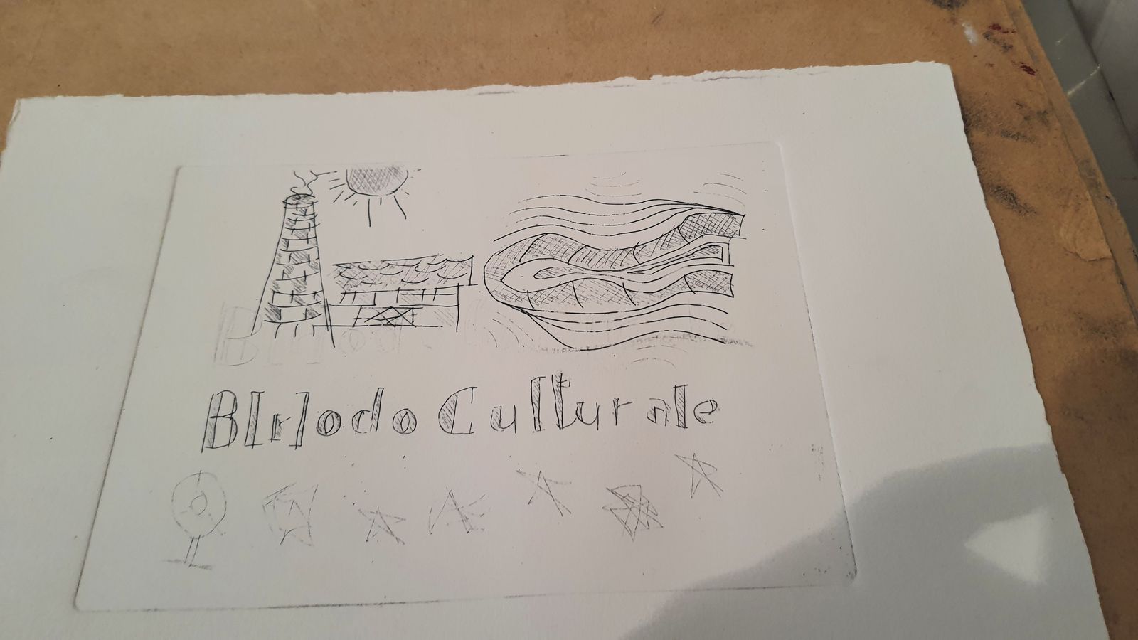 Stampa d'incisione con la scritta B[r]odo Culturale e piccoli disegni