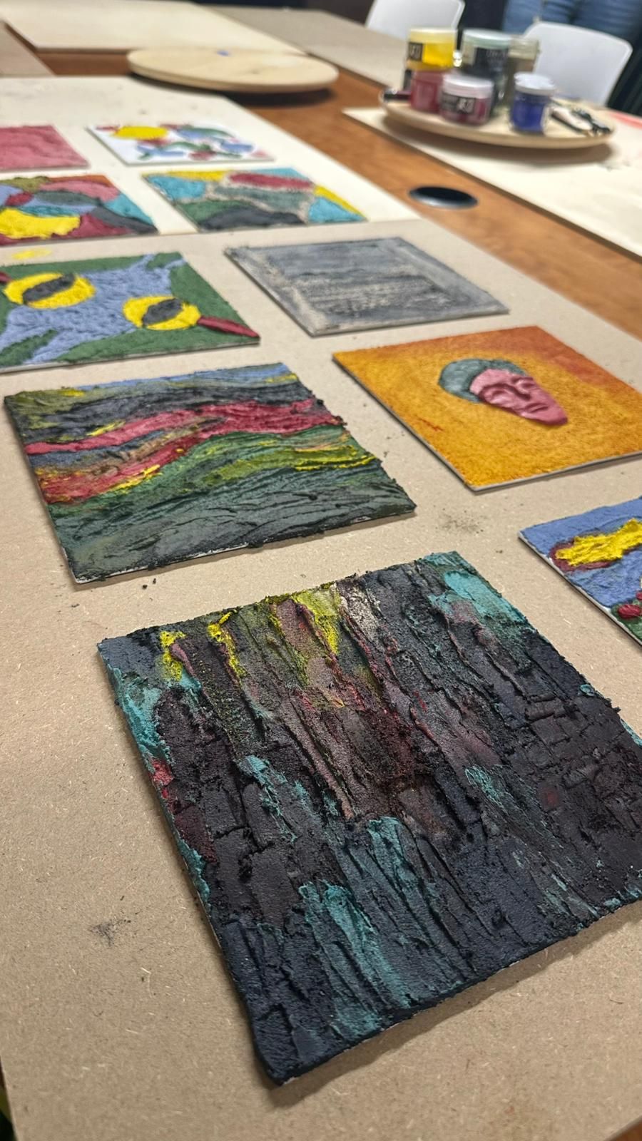 Tavolette colorate realizzate con la tecnica dell'intonachino