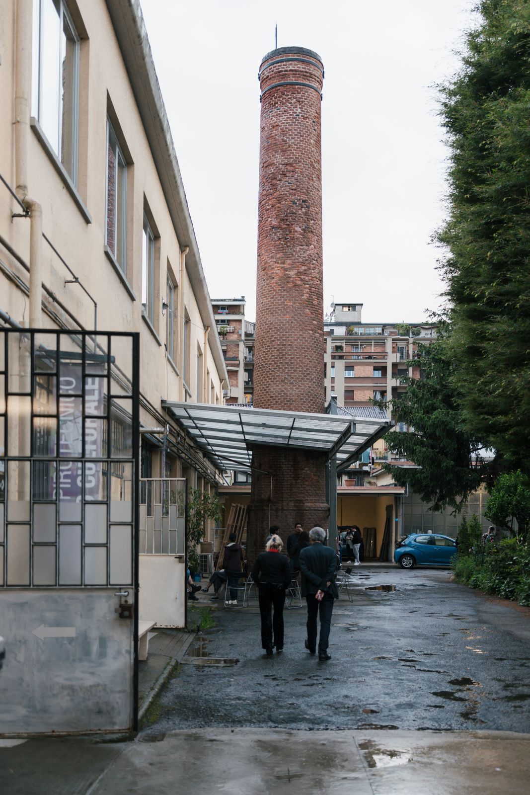 Il cortile di via Alessandria 51/E con la ciminiera in mattoni
